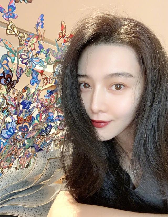 范冰冰|范冰冰再登时尚杂志，只在镜中露脸太别致，路人口碑仍难逆转？