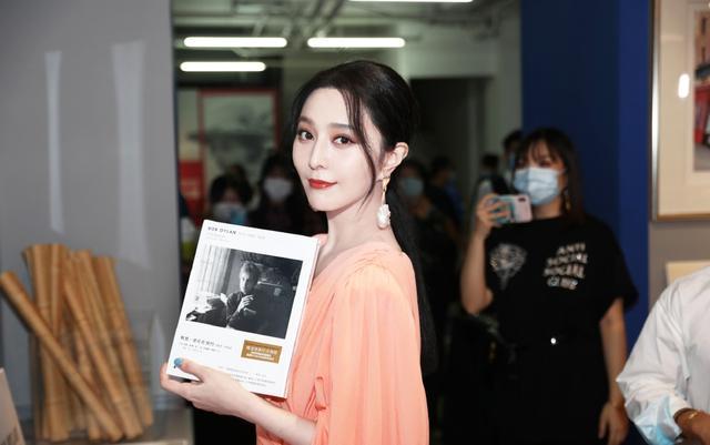 范冰冰|范冰冰再登时尚杂志，只在镜中露脸太别致，路人口碑仍难逆转？