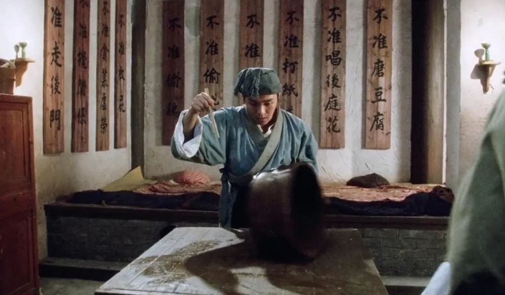 唐伯虎点秋香|《唐伯虎点秋香》：为什么武状元要9527，把烤鸡左腿统统留给他？