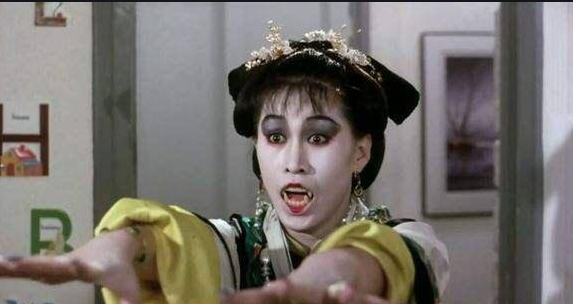 她因演僵尸成名,曾苦恋午马15年;如今64岁身价不菲