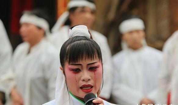 孙男娣女,直接亲人都会守灵陪伴逝者,出殡时一路披麻戴孝,哭天喊地