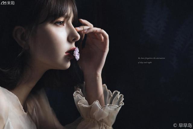 侧脸五官立体,凸显了混血的美貌