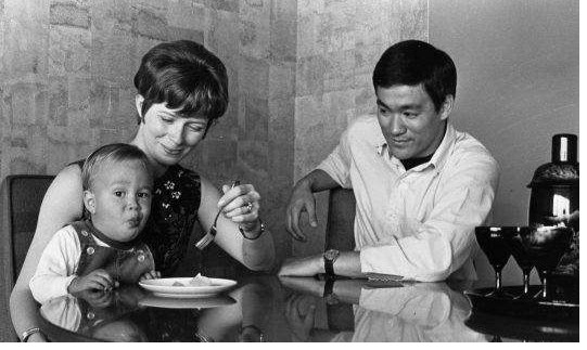 作为李小龙的儿子,李国豪一出生就是一个拿到主角剧本的人,如果他想