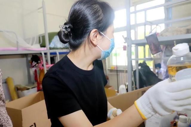 北京|北京高校教师“变身”打包员、搬运工，只为这件“小事”，学生刷爆朋友圈！