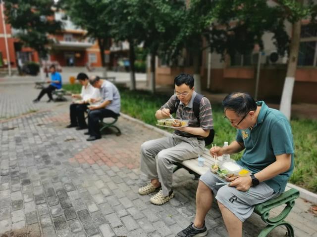 北京|北京高校教师“变身”打包员、搬运工，只为这件“小事”，学生刷爆朋友圈！