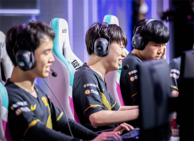 uzi排位遇到一位好苗子，开口瞬间暴露与RNG的关系