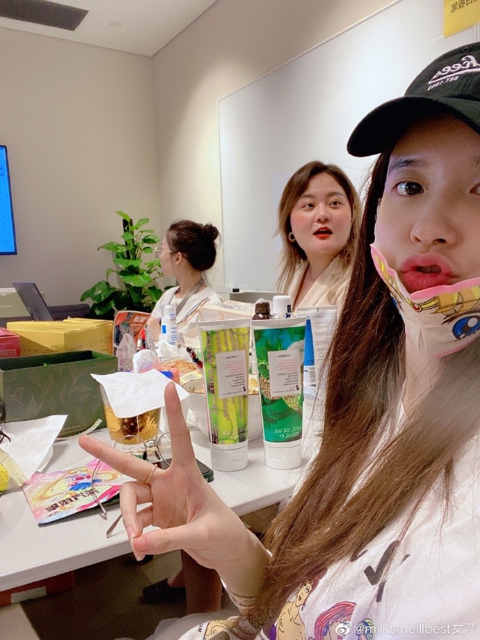 董花花|张大奕素颜戴眼罩忙工作，比划剪刀手嘟嘴卖萌，手托腮超自信！