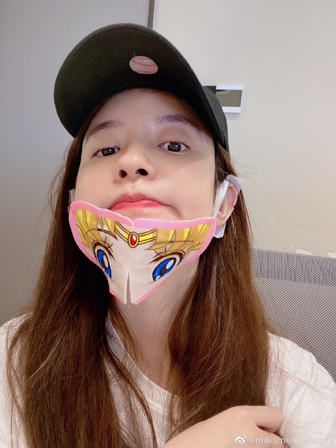 董花花|张大奕素颜戴眼罩忙工作，比划剪刀手嘟嘴卖萌，手托腮超自信！