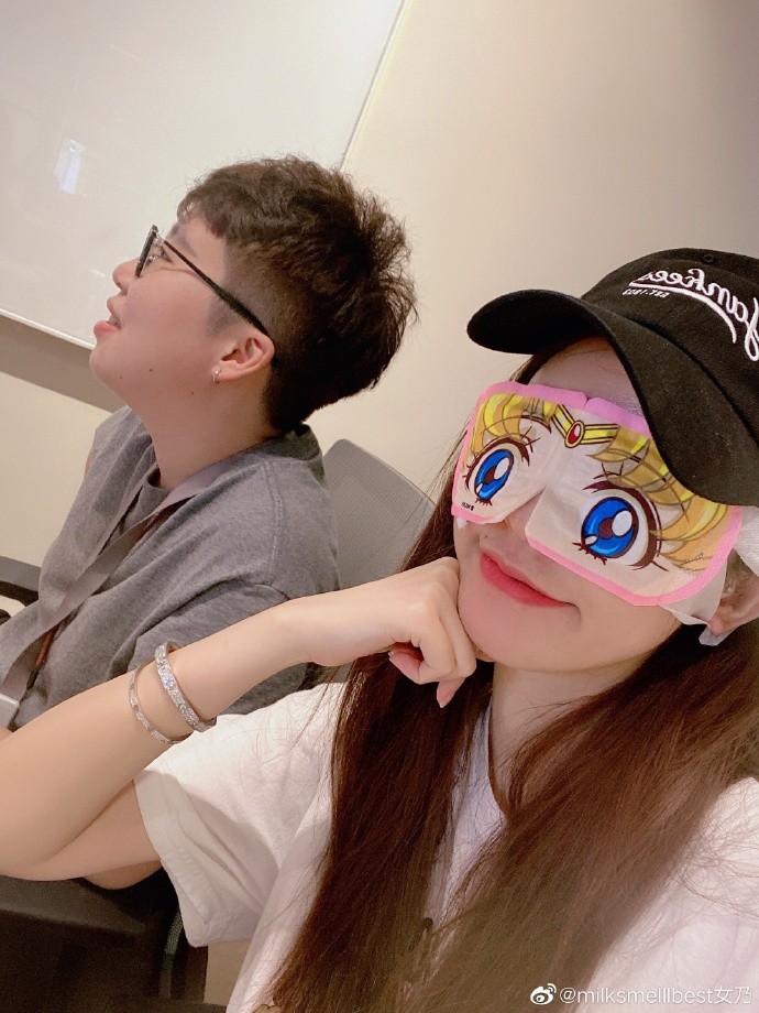 董花花|张大奕素颜戴眼罩忙工作，比划剪刀手嘟嘴卖萌，手托腮超自信！