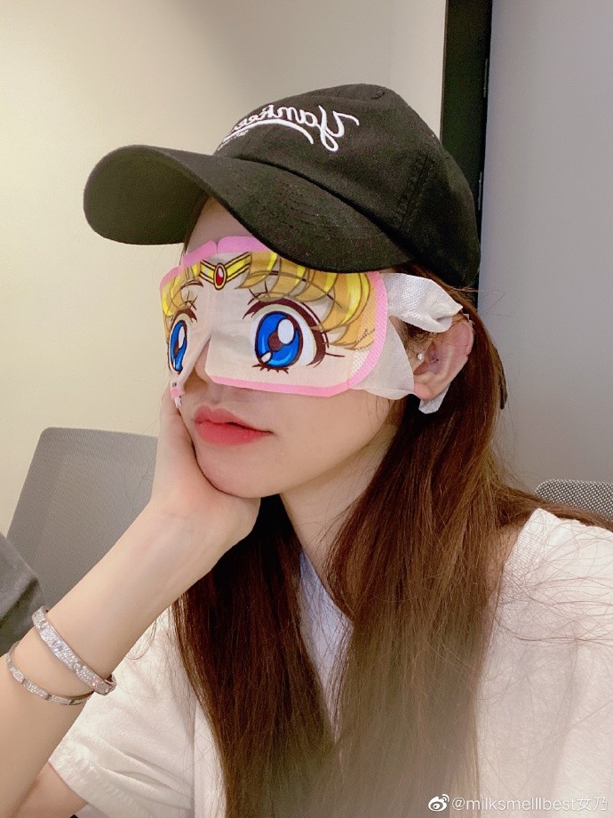 董花花|张大奕素颜戴眼罩忙工作，比划剪刀手嘟嘴卖萌，手托腮超自信！