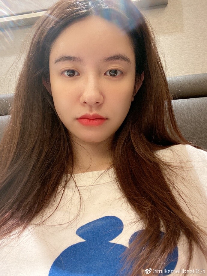 董花花|张大奕素颜戴眼罩忙工作，比划剪刀手嘟嘴卖萌，手托腮超自信！