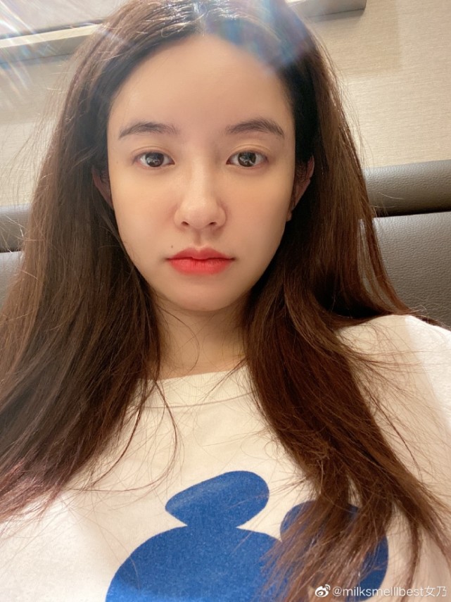 张大奕素颜戴眼罩忙工作比划剪刀手嘟嘴卖萌手托腮超自信