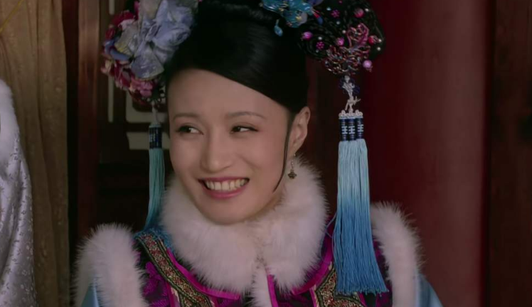 甄嬛传:原著中不得宠的欣贵人却还能活到最后,看清她的这个动作,秒懂