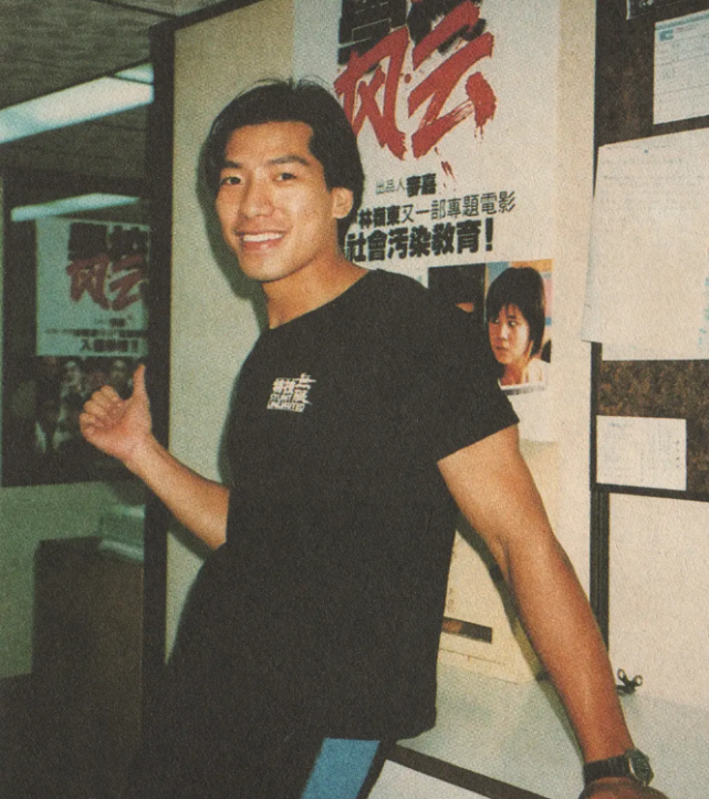 乌鸦张耀扬近况曝光山区行善直接派现金57岁还一身腱子肉