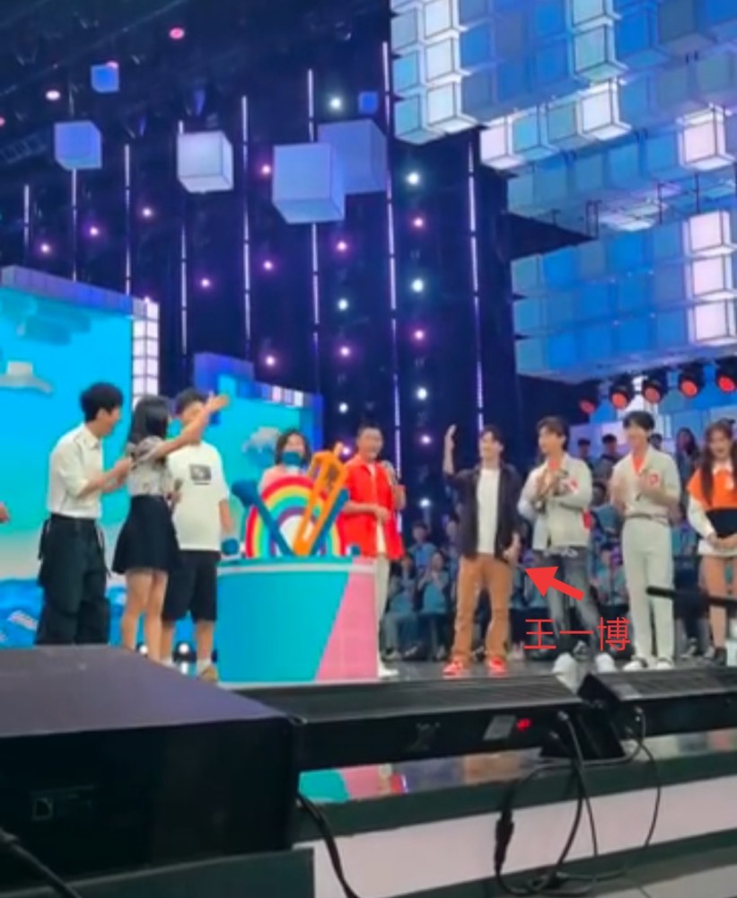 王一博|杜华喊话赵丽颖，再厉害也要背王一博！颖宝高情商反击，一博反应亮了