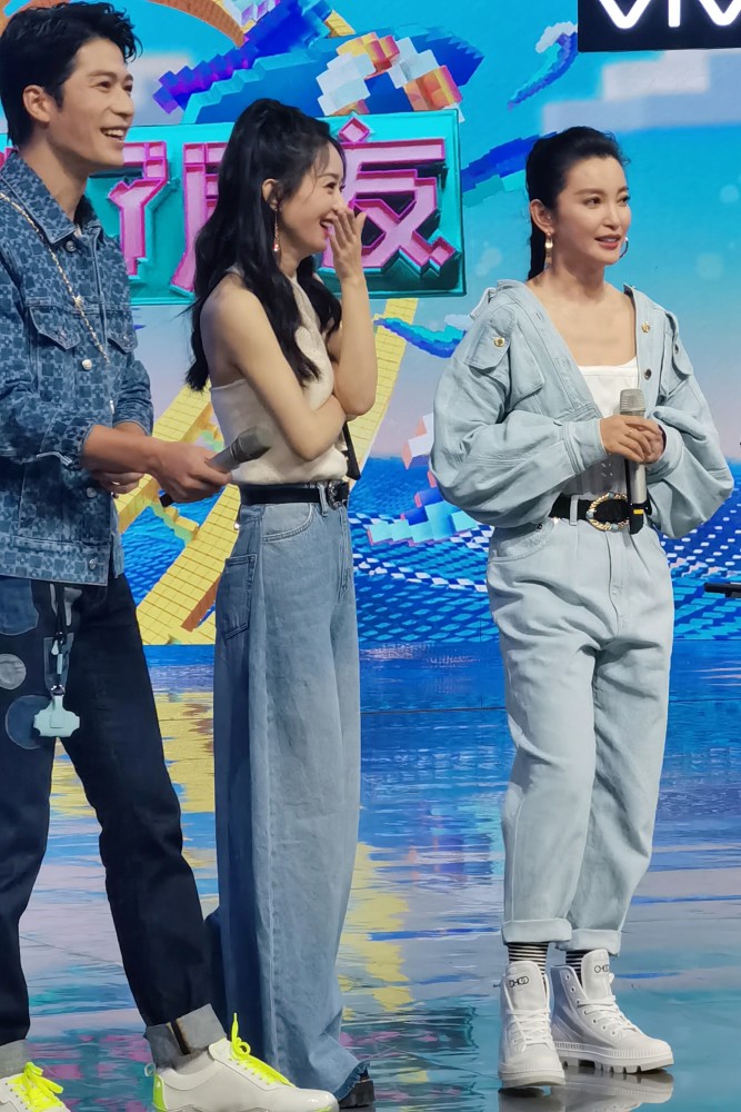 王一博|杜华喊话赵丽颖，再厉害也要背王一博！颖宝高情商反击，一博反应亮了