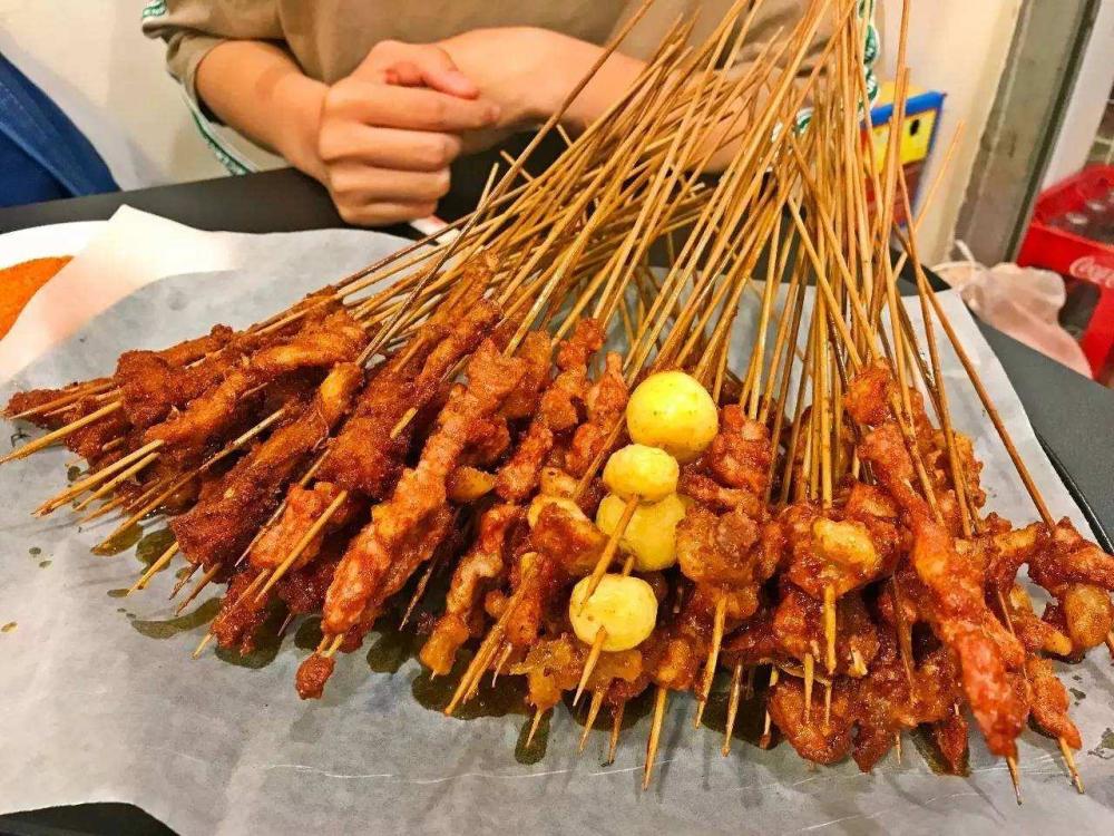 地摊经济复苏,23岁大学生毕业摆地摊卖炸串,一年还清巨债!