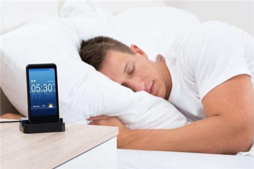 睡觉时手机可以放床头吗？