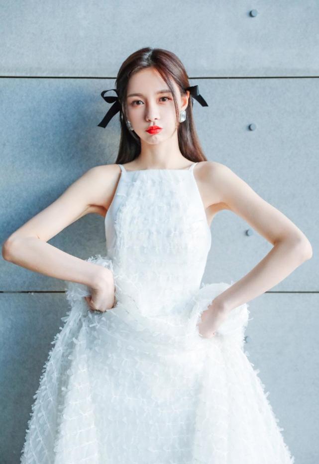 沈梦辰一袭白色长裙打扮唯美又耐看