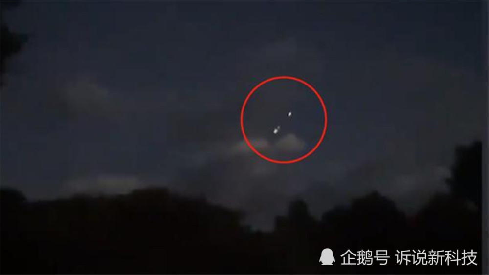 ufo|美国上空出现异象，不明飞行物快速划过夜空，还发着亮光！