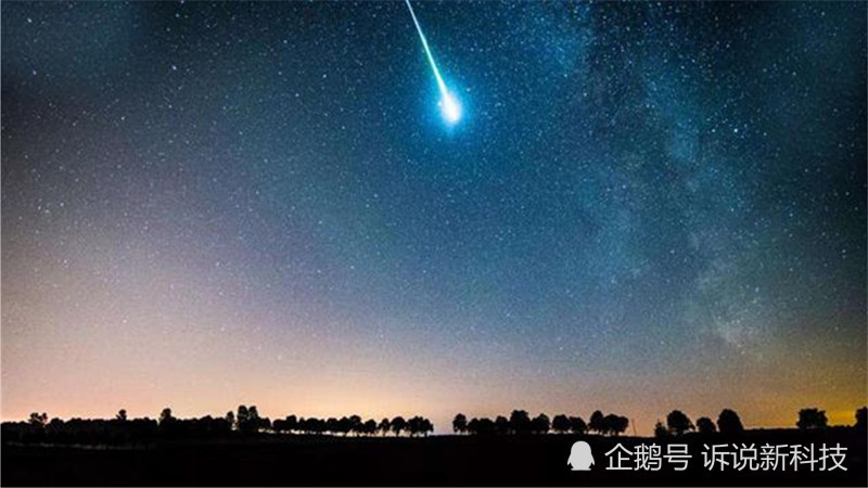 ufo|美国上空出现异象，不明飞行物快速划过夜空，还发着亮光！