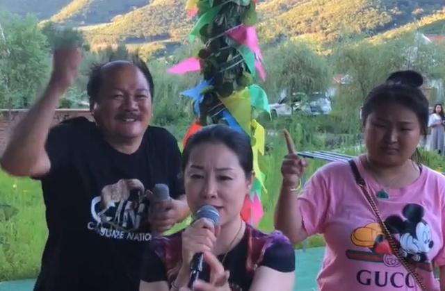 谢广坤|谢广坤也出事了？与女歌手贴身互动太轻浮，被批不尊重女性遭抵制