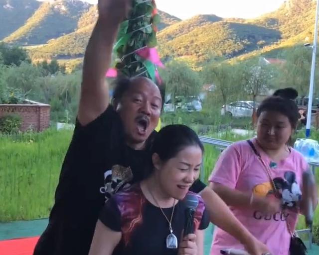 谢广坤|谢广坤也出事了？与女歌手贴身互动太轻浮，被批不尊重女性遭抵制