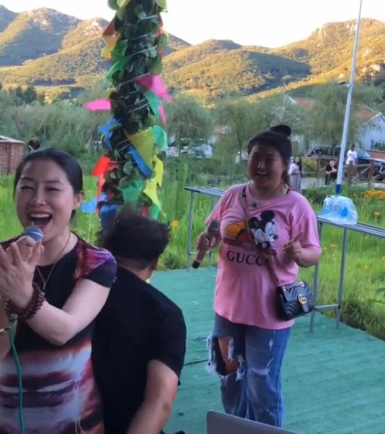 谢广坤|谢广坤也出事了？与女歌手贴身互动太轻浮，被批不尊重女性遭抵制