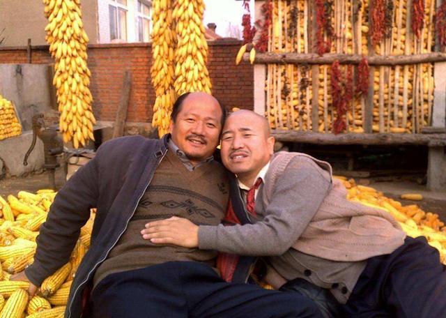 谢广坤|谢广坤也出事了？与女歌手贴身互动太轻浮，被批不尊重女性遭抵制