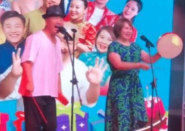 谢广坤|谢广坤也出事了？与女歌手贴身互动太轻浮，被批不尊重女性遭抵制