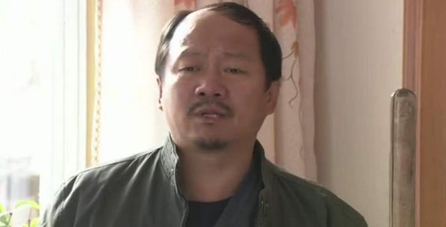 谢广坤|谢广坤也出事了？与女歌手贴身互动太轻浮，被批不尊重女性遭抵制