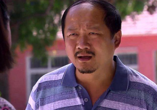 谢广坤|谢广坤也出事了？与女歌手贴身互动太轻浮，被批不尊重女性遭抵制