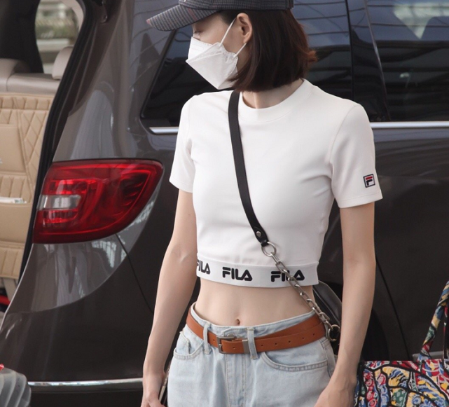 王丽坤"露脐装"机场照被疯传,截图放大后,这"a4腰"绝了