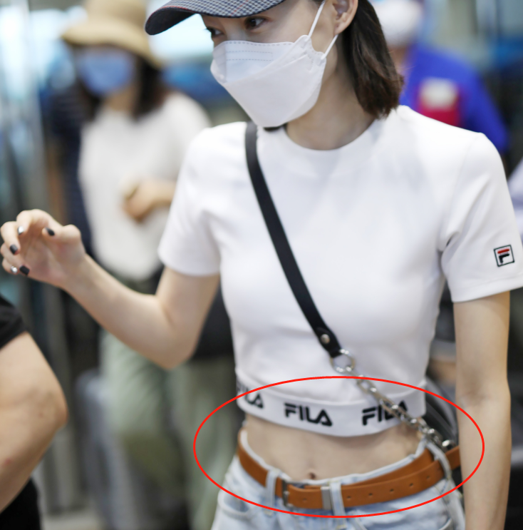 王丽坤露脐装机场照被疯传截图放大后这a4腰绝了