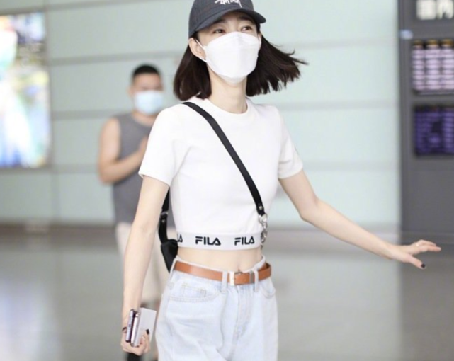 王丽坤"露脐装"机场照被疯传,截图放大后,这"a4腰"绝了