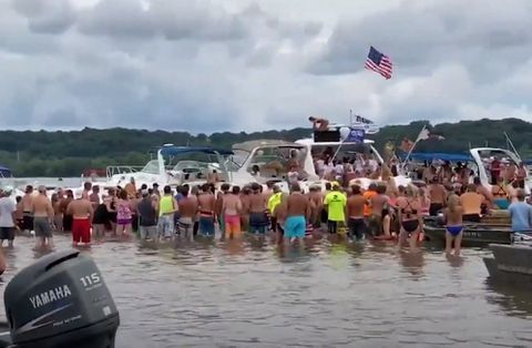 美国500名狂欢者在湖上开派对无人戴口罩 腾讯新闻