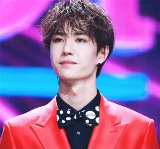 肖战|最受欢迎男演员大洗牌：肖战仅排第三，第一才是大佬