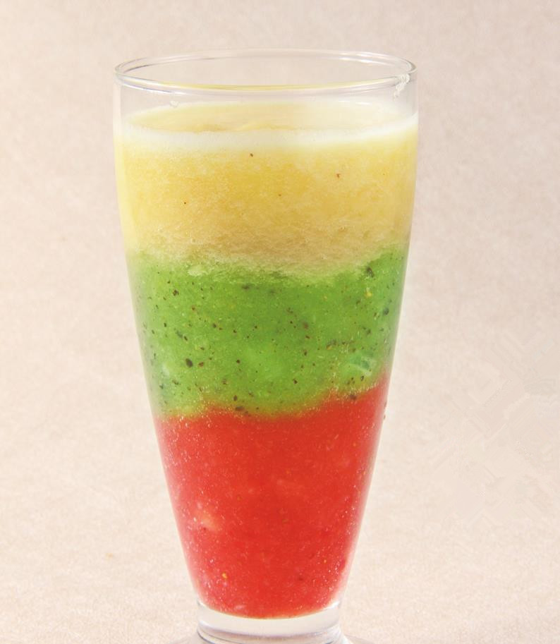 只用水果就可以做出漂亮的彩虹果汁,简单又高颜值,两分钟学会