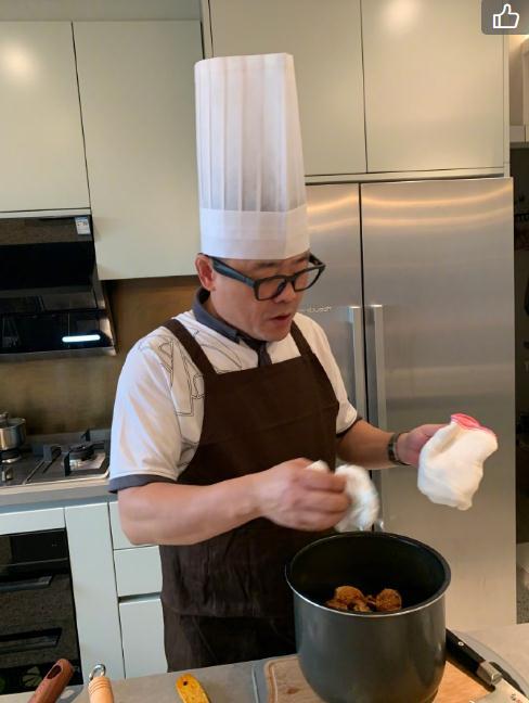 周立波|周立波晒近况，变身大厨为家人做饭，餐厅曝光像高级酒店