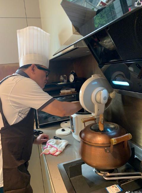 周立波|周立波晒近况，变身大厨为家人做饭，餐厅曝光像高级酒店