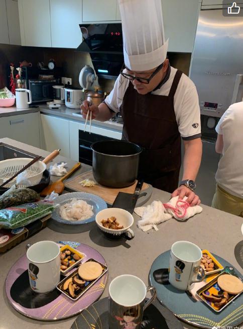 周立波|周立波晒近况，变身大厨为家人做饭，餐厅曝光像高级酒店