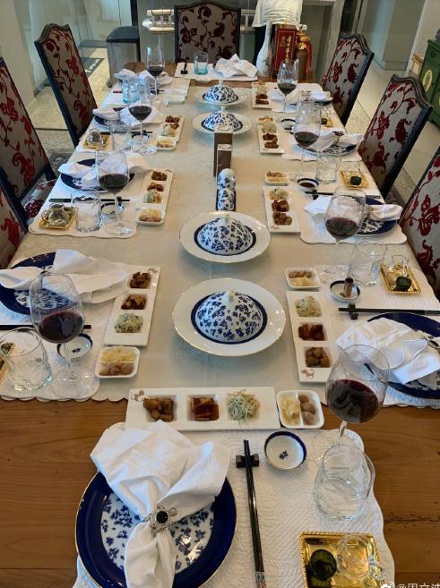 周立波|周立波晒近况，变身大厨为家人做饭，餐厅曝光像高级酒店