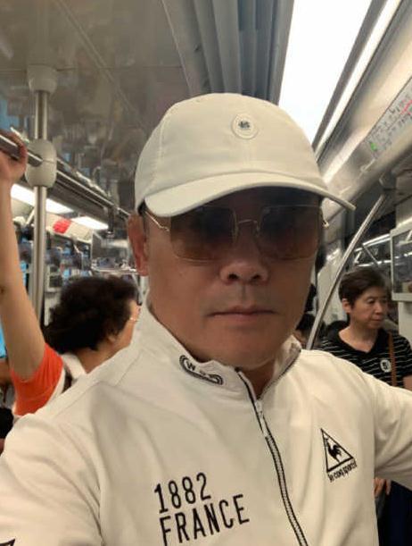 周立波|周立波晒近况，变身大厨为家人做饭，餐厅曝光像高级酒店