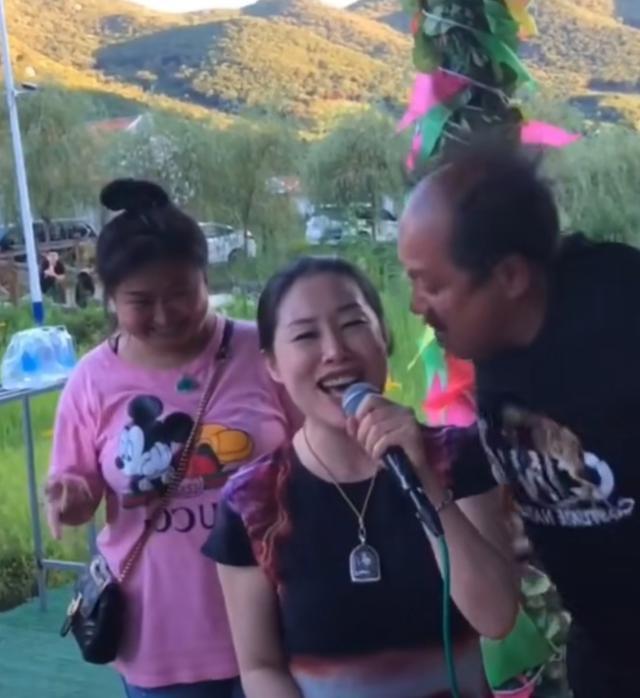 谢广坤|赵本山又一徒弟作风出问题？谢广坤对异性做出不雅行为引争议