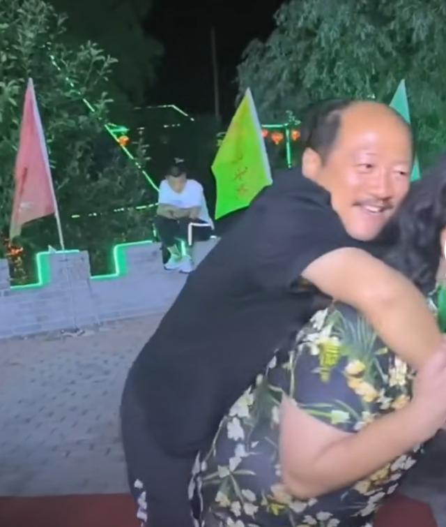 谢广坤|赵本山又一徒弟作风出问题？谢广坤对异性做出不雅行为引争议