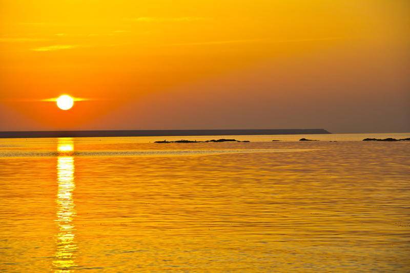 天文学家|天文学家发现了一颗伴有三个红太阳的奇特的岩石系外行星