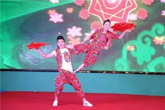 南靠浪,北靠唱,西讲板头,东耍棒——东北二人转