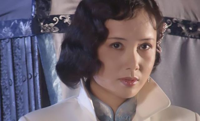 白雅萍是大宅门里的第一代姑奶奶,她是白萌堂最小的女儿,上面三个哥哥