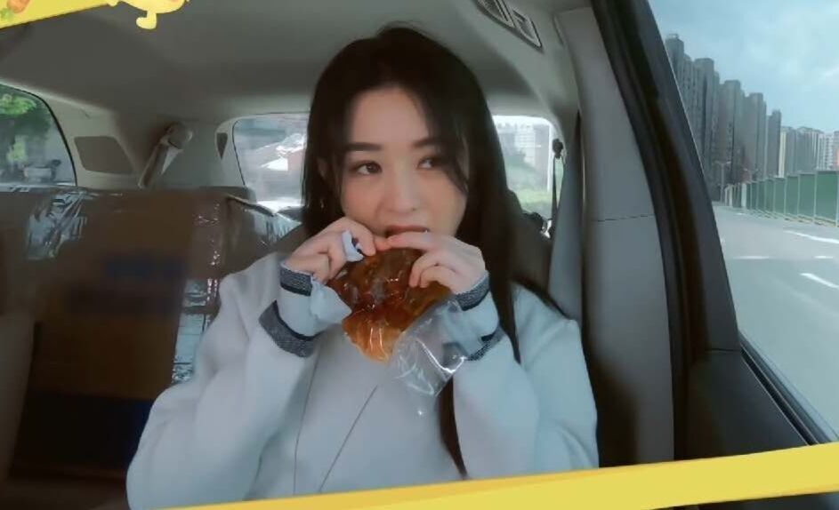 赵丽颖录真人秀狂吃零食,可当看清她喝的啥,提前过上老年生活?