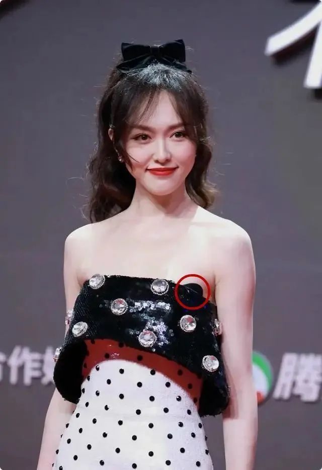 结婚两年被传数次离婚,唐嫣产后首亮相,被风情万种的失婚少妇杨幂碾压